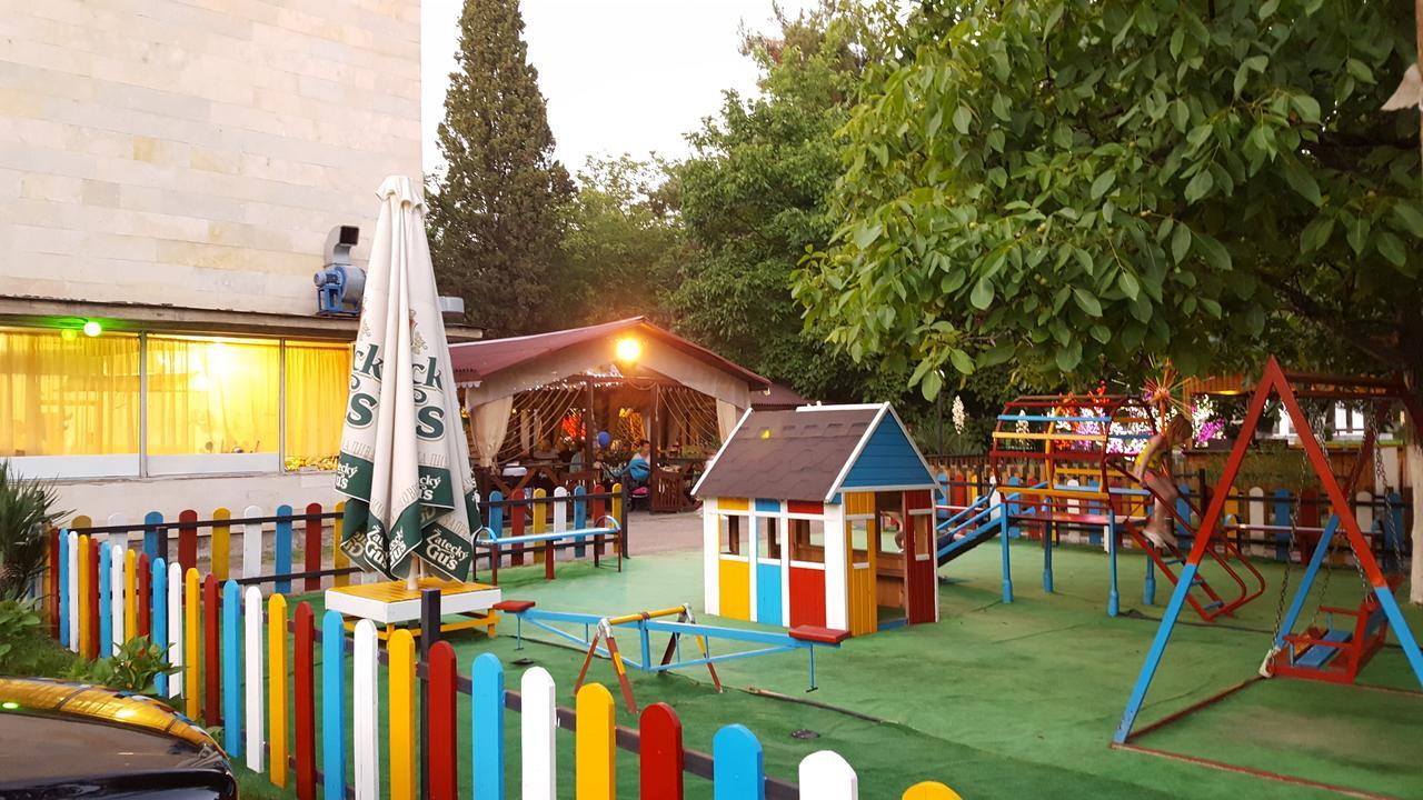 U Iriny Hotel Pitsoenda Buitenkant foto