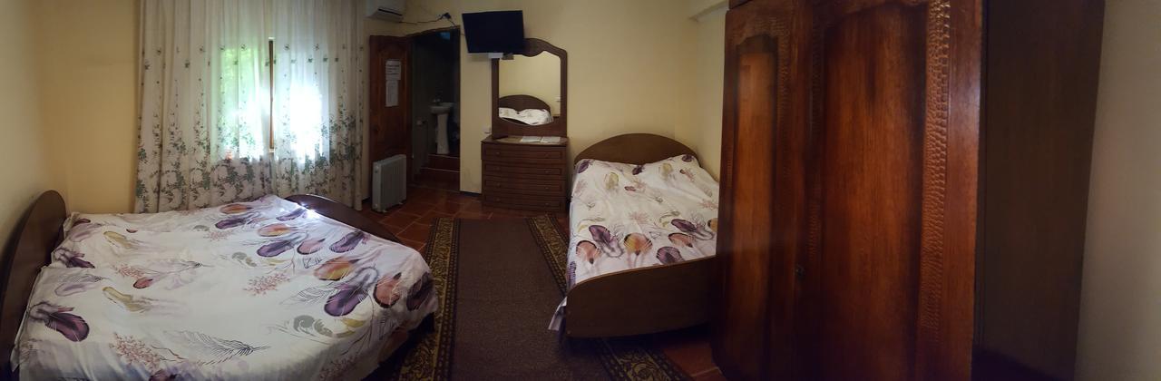 U Iriny Hotel Pitsoenda Buitenkant foto